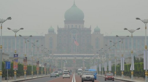 Khói mù do cháy rừng ở Indonesia lan sang, bao phủ trung tâm hành chính Putrajaya của Malaysia hồi tháng 6, 2013 (Ảnh: presstv.ir)