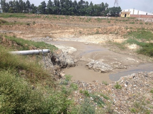 Đường ống ngầm của Cty Phú Giang xả thải ra sông (Ảnh: nongnghiep.vn)