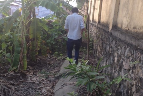 Đường ống nước thải của Cty thép Hòa Phát chạy qua vườn nhà dân (Ảnh: nongnghiep.vn)