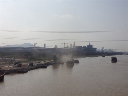 Khu CN, nhà máy ven sông Kinh Thầy đang tàn phá môi trường (Ảnh: nongnghiep.vn)