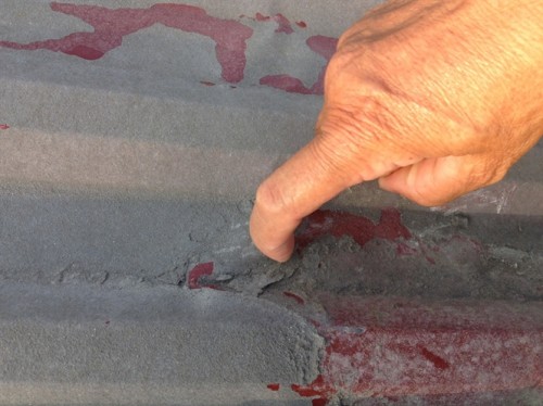 Bụi kết đông cứng trên mái nhà của các hộ dân ở xóm Đèn Đuốc (Ảnh: nongnghiep.vn)