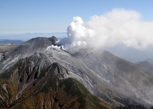 Núi lửa bất ngờ phun trào (Ảnh: AFP)