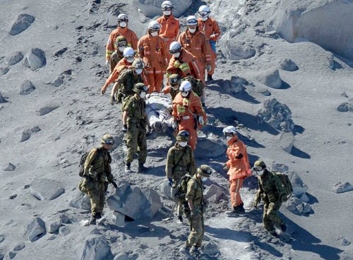 Chuyển người bị thương xuống núi (Ảnh: AFP)