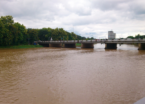 Sông Ping chảy qua Thành phố Chiangmai, một phần của dự án trị thủy quốc gia Thái Lan có tổng kinh phí 350 triệu Baht Thái (Ảnh: Hoàng Hường/VietNamNet)