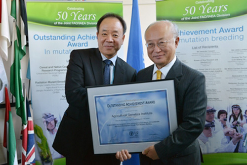 Nhà khoa học Việt Nam nhận giải thưởng trong lĩnh vực đột biến tạo giống của Cơ quan Năng lượng nguyên tử quốc tế (Ảnh: Bộ Ngoại giao cung cấp)