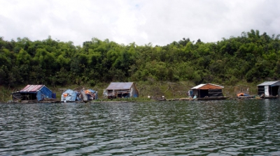 Một góc làng chài nghèo hiu hắt trên lòng hồ thủy điện Đồng Nai 3, xã Đác Som, huyện Đác Glong, tỉnh Đác Nông (Ảnh: Nhân Dân)