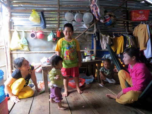 Ba thế hệ gia đình anh Nguyễn Văn Diên đều sinh sống và sinh hoạt trên những chiếc bè tạm bợ, chật chội trên lòng hồ thủy điện Đồng Nai 3 (Ảnh: Nhân Dân)
