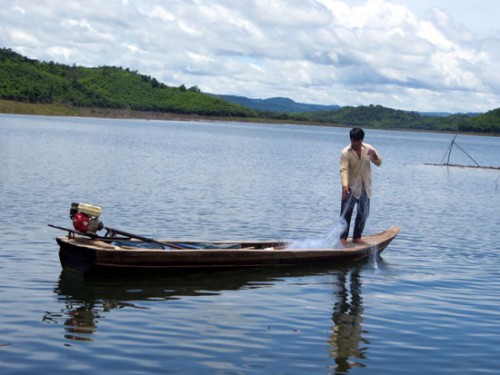 Người dân làng chài trên lòng hồ thủy điện Đồng Nai 3 mưu sinh bằng nghề đánh bắt cá (Ảnh: Nhân Dân)