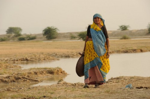 Phụ nữ ở các nước đang phát triển là những người bị ảnh hưởng nặng nề nhất của biến đổi khí hậu (Ảnh: vocesverdes.org)