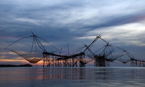 Đánh cá trên sông Mê Kông (Ảnh: cleanbiz.asia)