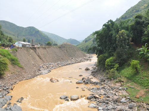 Suối Nậm Kim có nhiều đoạn bị thu hẹp vì đất, đá thải từ Dự án Thủy điện Khao Mang (Ảnh: Báo Công Thương)