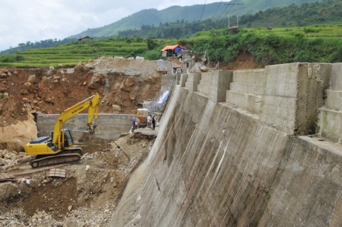 Đập chính nhà máy thủy điện Nậm Hô (Bát Xát) đã được chủ đầu tư tự ý nâng cao thêm 6,3 m và có 1,3 m được xây bằng gạch (Ảnh: tainguyenmoitruong.com.vn)