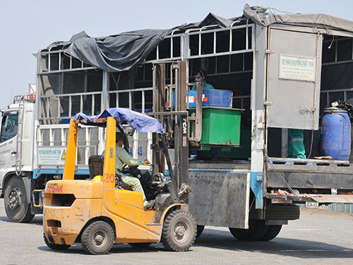  Các thùng phuy dầu nhiễm PCB được chuyển bằng xe tải về Kiên Giang (Ảnh: TTXVN)