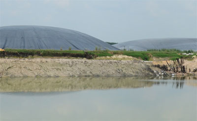 Hồ chứa nước thải của Nhà máy chế biến tinh bột khoai mì Đỗ Phủ vừa bị vỡ bờ bao (Ảnh: Huy Võ/Quân đội Nhân dân)
