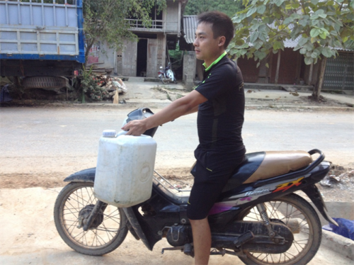 Anh Lê Văn Vương, thôn Làng Mấy đi xin nước về ăn (Ảnh: nongnghiep.vn)
