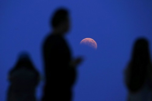 Mặt trăng nhìn ở miền Đông Trung Quốc