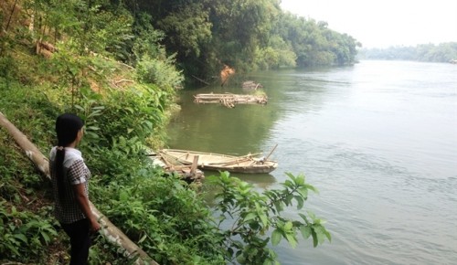 Chị Đỗ Thị Tám xa xăm nhìn về phía bè cá của gia đình (Ảnh: nongnghiep.vn)