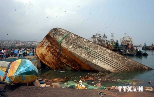 Cảnh tàn phá sau bão tại quận Visakhapatnam, bang Andhra Pradesh, ngày 13/10 (Ảnh: THX/TTXVN)