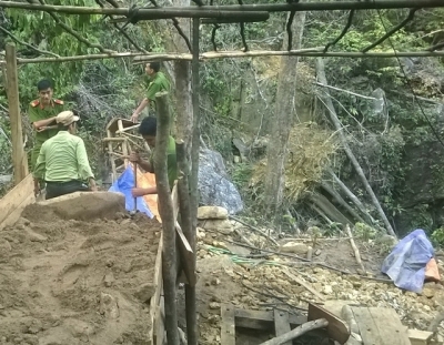 Lực lượng chức năng TP Đà Nẵng tổ chức truy quét, phá hủy lán trại, hầm khai thác vàng trái phép ở Khe Đương, Đà Nẵng (Ảnh: Nhân Dân)