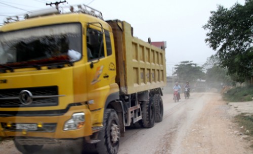 Số lượng lớn xe tải chở quặng, đá thường xuyên ra, vào nên tuyến đường chính xã Mông Sơn xuống cấp trầm trọng, mưa lầy, nắng bụi (Ảnh: Việt Hoàng/Báo Tin Tức)