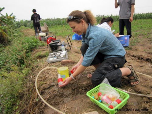 Các nhà khoa học lấy mẫu nước để kiểm tra (Ảnh: vnu.edu.vn)