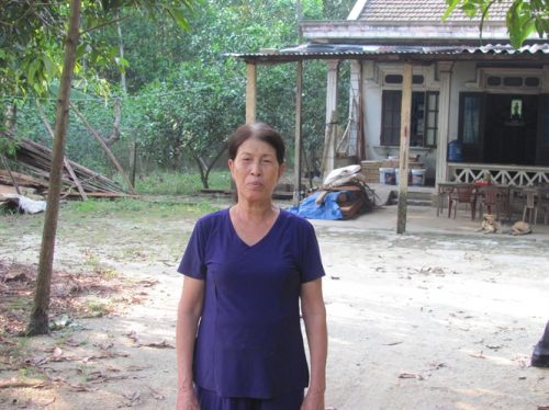 Bà Nguyễn Thị Bùi nói: “Mười năm nay, vợ chồng tui ngày mô cũng trông chờ tỉnh sớm trả đất để trồng rừng, đảm bảo cuộc sống” (Ảnh: nongnghiep.vn)