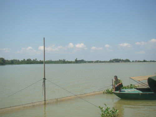Mặt hồ Trị An bị chiếm trái phép, biến thành ao nhà của một số cá nhân (Ảnh: Xuân Hoàng/nld.com.vn)