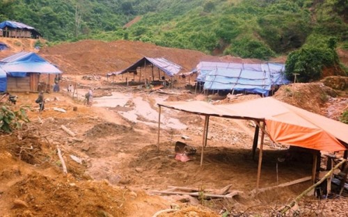 Một “đại bản doanh” vàng tặc tại xã Đắc Pring, huyện Nam Giang, núi rừng xung quanh bị đào bới nham nhở (Ảnh: Dân Việt)