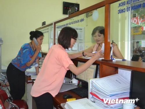 Có tình trạng đòi, nhận "phí bôi trơn" trong việc cấp sổ đỏ. (Ảnh minh họa. Hùng Võ/VietnamPlus)