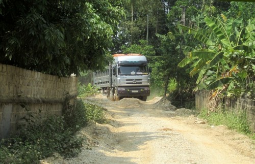 Đường bê tông vào thôn Bình Man bị xe tải băm nát (Ảnh: nongnghiep.vn)