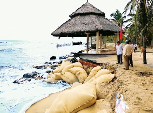 Bãi biển Cửa đại ở TP Hội An, tỉnh Quảng Nam bị sóng biển xâm thực làm hư hại nghiêm trọng (Ảnh: Nguyên Khôi/Sài Gòn Giải Phóng)