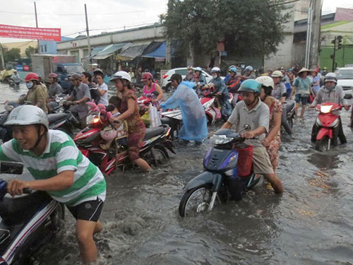 Đường Tân Hóa, quận 6, TP HCM ngập nặng sau cơn mưa chiều 1-10 Ảnh: LƯƠNG SƠN