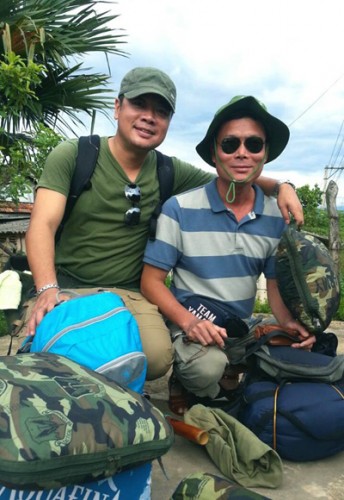  Anh Lê Triều Dương (phải) và một người bạn bên những hàng lý chuẩn bị cho một chuyến khám phá (Ảnh nhân vật cung cấp cho VOV Online)