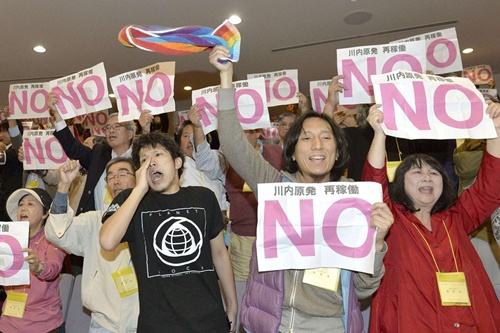 Người dân Kagoshima phản đối quyết định tái khởi động nhà máy điện hạt nhân ngay bên ngoài trụ sở chính quyền thành phố hôm 7/10 (Ảnh: Reuters)