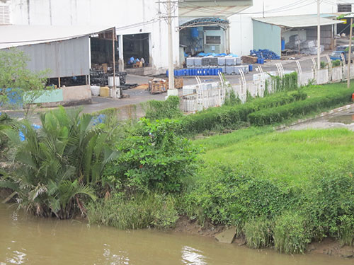 Được bố trí cạnh sông Đồng Điền là một yếu tố “giúp” Công ty CP Thuộc da Hào Dương dễ dàng vi phạm (Ảnh:  Minh Khanh/nld.com.vn)