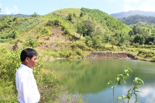 Khu vực hầm xuyên núi, một công trình của thủy điện A Lin B1 bỏ hoang được người dân tận dụng làm hồ nuôi cá (Ảnh: nongnghiep.vn)