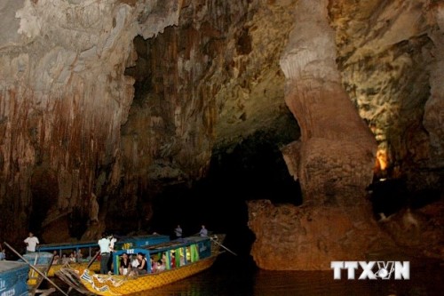 Du khách tham quan Vườn quốc gia Phong Nha-Kẻ Bàng (Ảnh: TTXVN)