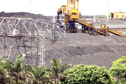 Nếu không chú ý đến công nghệ và phí thì ngành công nghiệp khai thác titan của Việt Nam sẽ bị tụt hậu (Ảnh: Hà Giang/Đại Đoàn Kết)