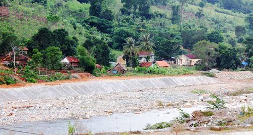 Những ngôi nhà người dân nằm dưới hạ lưu Đập thủy điện Vĩnh Sơn 5 với nỗi lo bị “hà bá” nhấn chìm. (Ảnh: kinhtenongthon.com.vn)