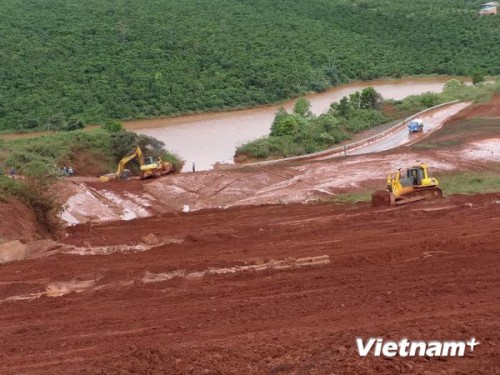 Sự cố vỡ đê hồ thải quặng của nhà máy bauxite Tân Rai (Ảnh: VietnamPlus)