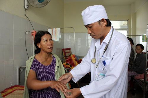 Một bệnh nhân bị rắn lục đuôi đỏ cắn được điều trị tại Bệnh viện Đa khoa Quảng Ngãi (Ảnh: Tử Trực/nld.com.vn)