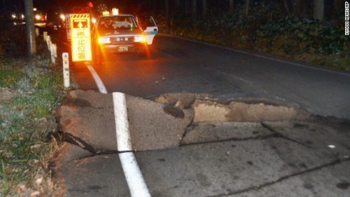 Một con đường bị hư hại sau trận động đất (Ảnh: CNN)