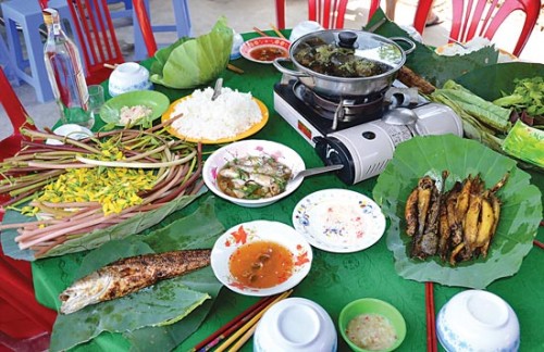 Ẩm thực đồng quê đặc trưng mùa nước nổi: ốc luộc, cá trê vàng chiên, cá lóc đồng nướng trui cuốn với lá sen non chấm mắm me, canh chua cá linh nấu với bông điên điển… (Ảnh: Sài Gòn Giải Phóng)