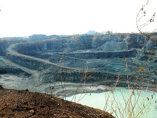 Mỏ đá sau khai thác không được phục hồi tạo thành hố sâu nguy hiểm (Ảnh: Xuân Hoàng/nld.com.vn)