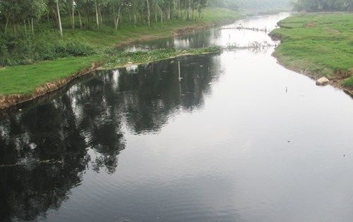 Một đoạn sông Đáy chảy qua địa phận xã Tân Phú, huyện Quốc Oai, Hà Nội, khu vực phía hạ nguồn đang bị ô nhiễm bởi nguồn nước đen kịt, bốc mùi hôi tanh nồng nặc