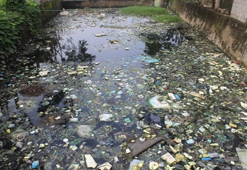 Bể chứa nước tập trung ở làng nghề Ngọc Văn chứa đầy rác thải. (Ảnh: nongnghiep.vn)