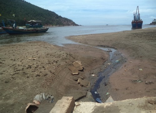 Nhiều nhà máy xả thẳng ra khu vực sông Đào khiến cho cảng cá Lạch Vạn ngày càng ô nhiễm. (Ảnh: nongnghiep.vn)