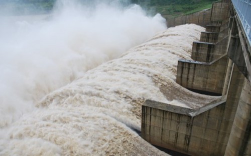 Thủy điện Sông Ba Hạ (Phú Yên) đang xả lũ (Ảnh: Hùng Phiên/Dân Việt)