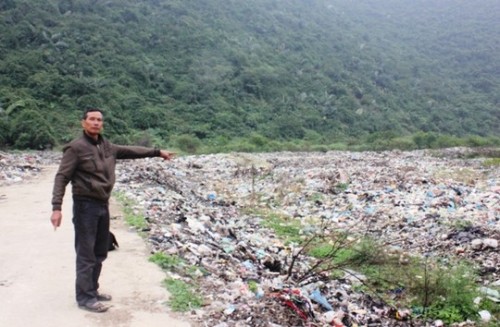 Ông Đinh Trọng Kíp cho biết gần 10 năm nay dân ăn không ngon, ngủ không yên vì bãi rác gây ô nhiễm (Ảnh: Tuấn Minh/nld.com.vn)