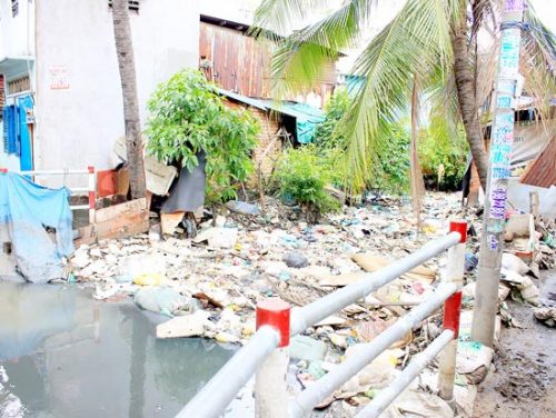 Rạch Bàu Trâu nhìn từ đường Dọc Rạch tắc nghẽn bởi rác thải. (Ảnh: Sài Gòn Giải Phóng)
